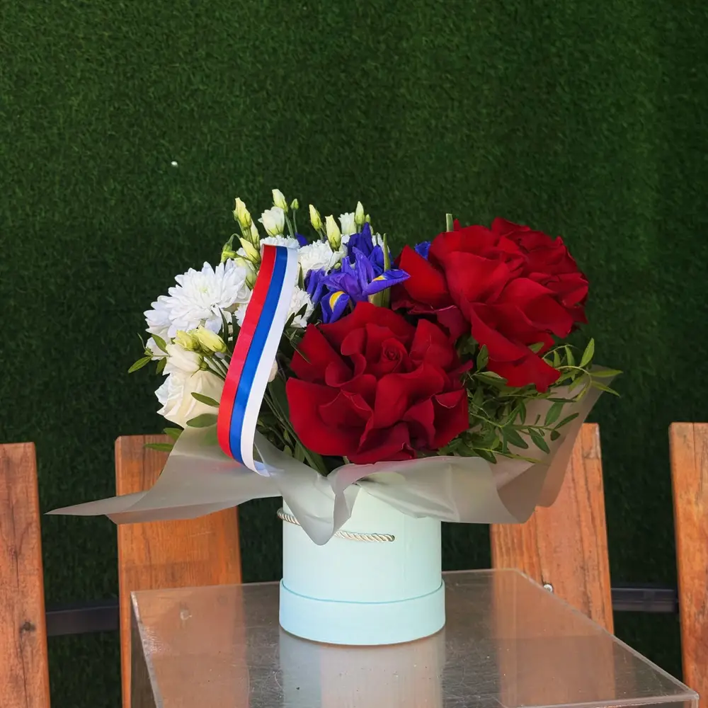 Композиция "9 Мая с триколором" — Цветоптторг