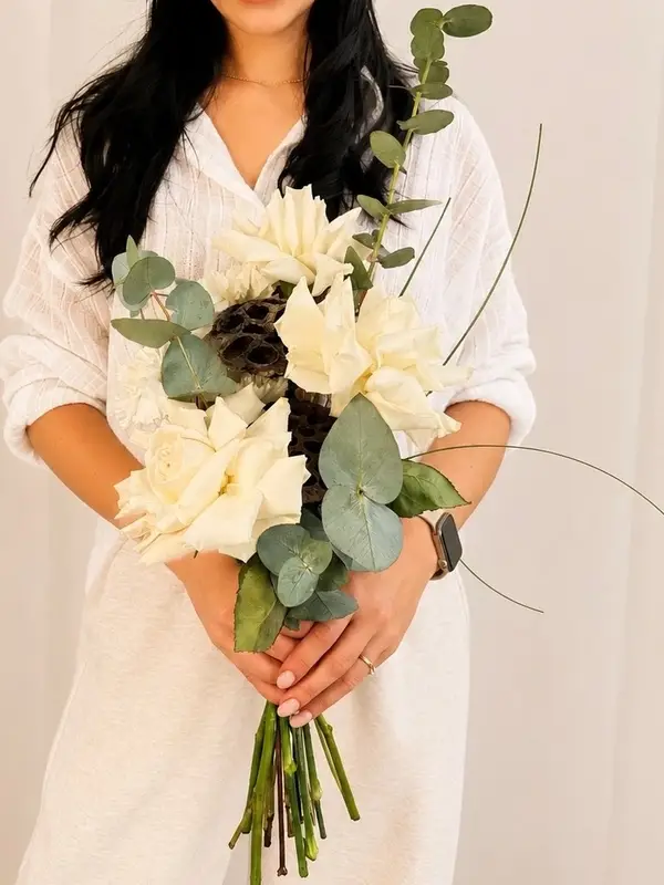 Букет невесты из французских кремовых роз и лотоса с  эвкалиптом